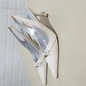 Pointed with straps on the back shoes. Timeless elegant. Light Beige/Off White